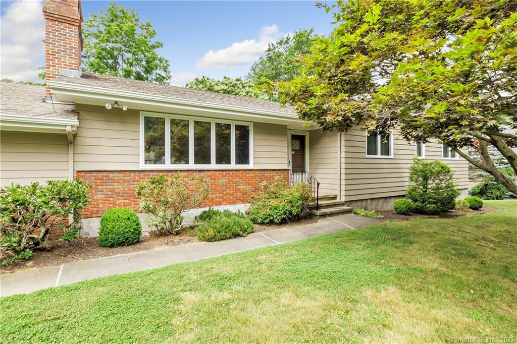 31 Colonial Drive — exterior photo