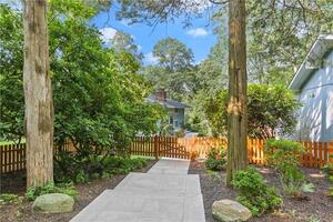 24 10 O Clock Lane