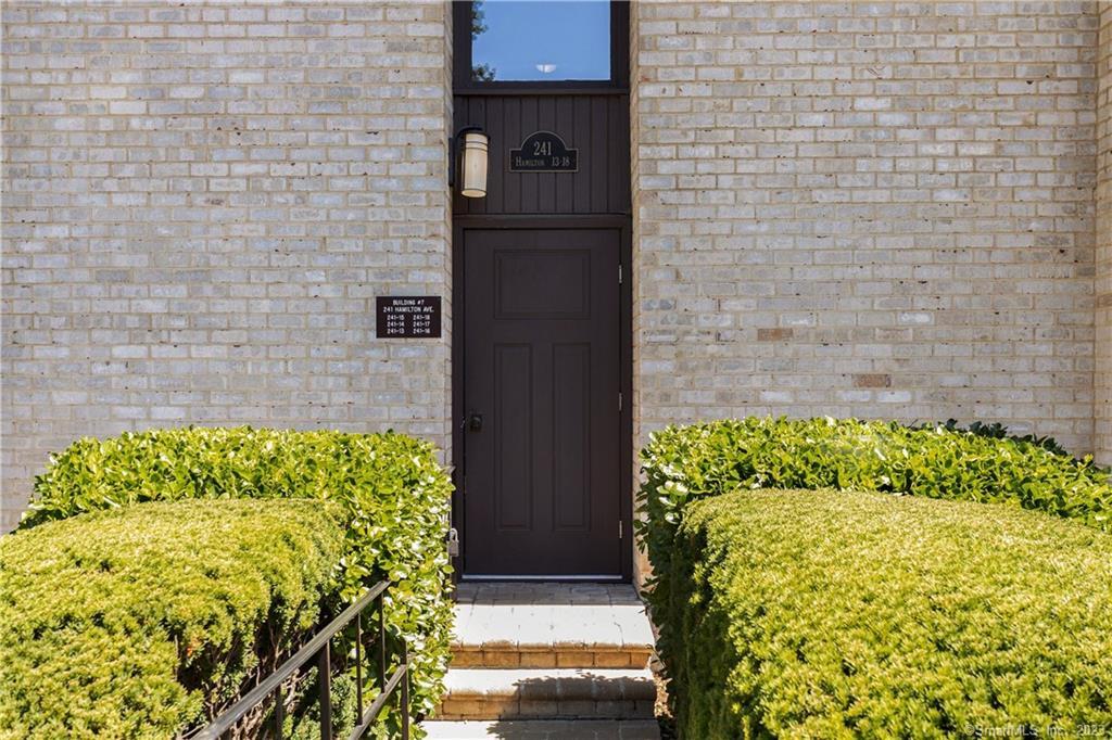241-17 Hamilton Avenue, Unit 80 — exterior photo