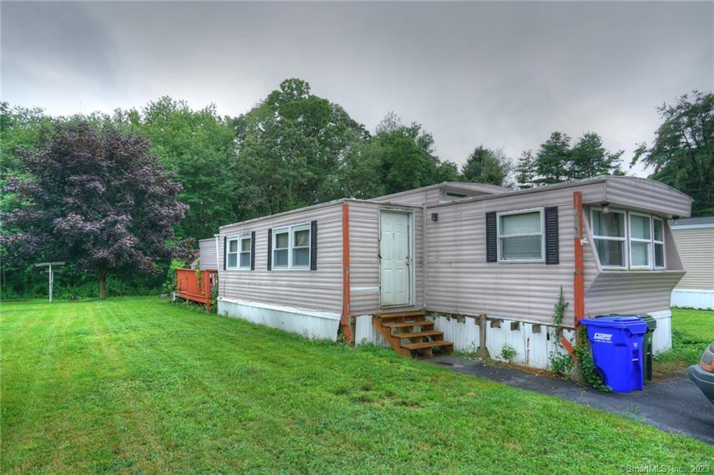 3 Bedroom, 1.5 bath home for sale. Primary bedroom has separate half bath. Close to major employers, Electric Boat and Pfizer, and easy access to I-95. All buyers subject to Park approval.