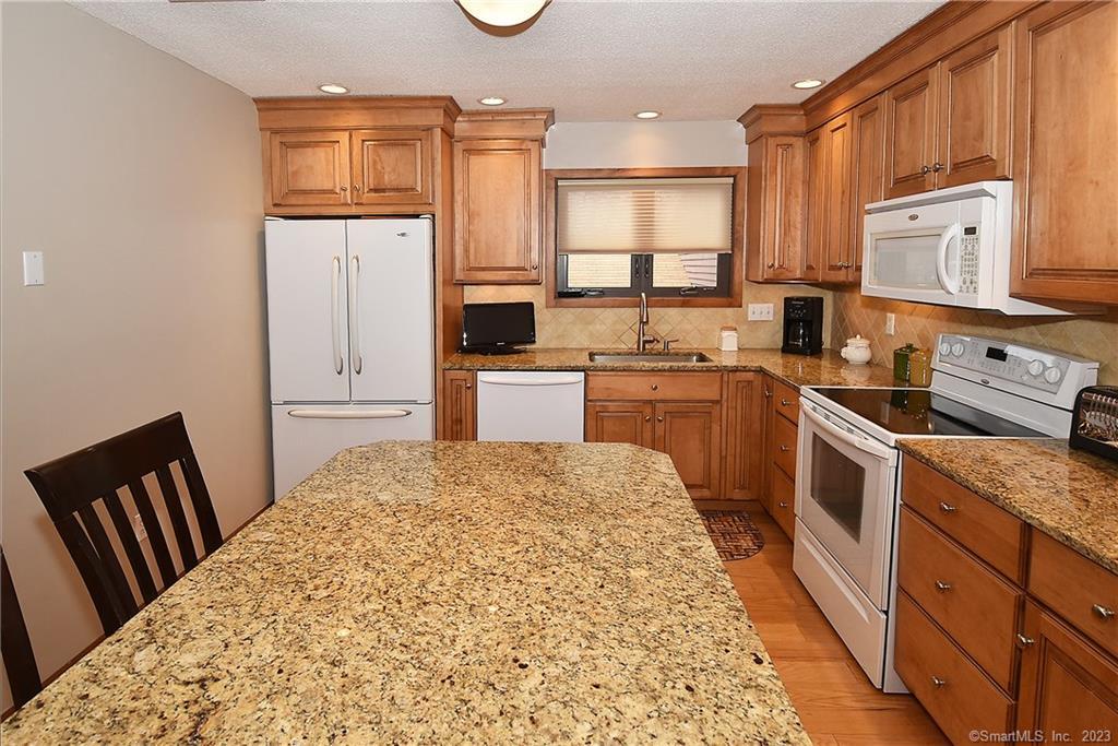 1306 Summer Hill Drive, South Windsor, CT 06074 - Thumbnail 15