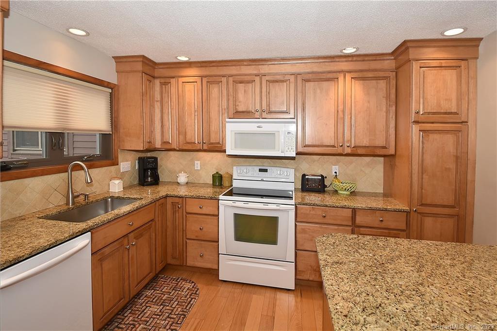 1306 Summer Hill Drive, South Windsor, CT 06074 - Thumbnail 16