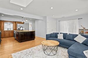 14 Hawthorne Street, Unit A