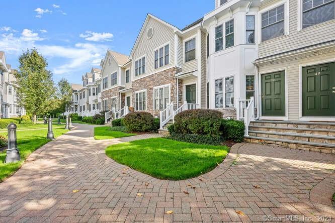 39 Maple Tree Avenue, Unit 50 — exterior photo