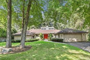 6 Bailiwick Woods Circle