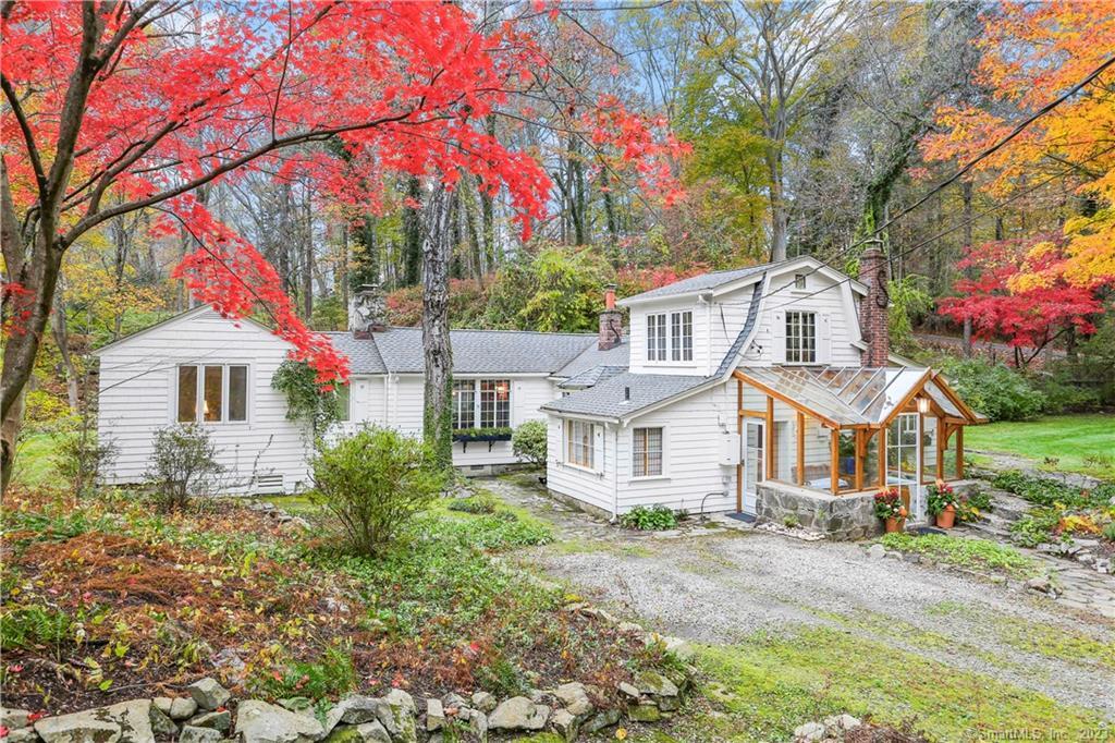 18 Lyons Plain Road — exterior photo