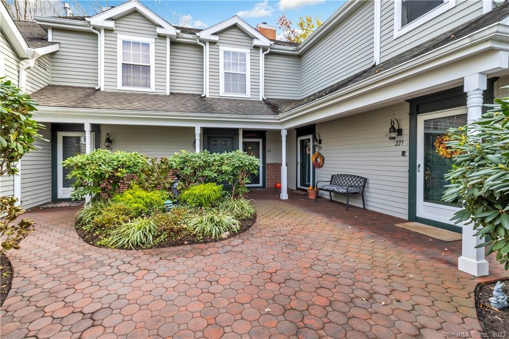 229 Mayfield Drive, Unit 229 — exterior photo