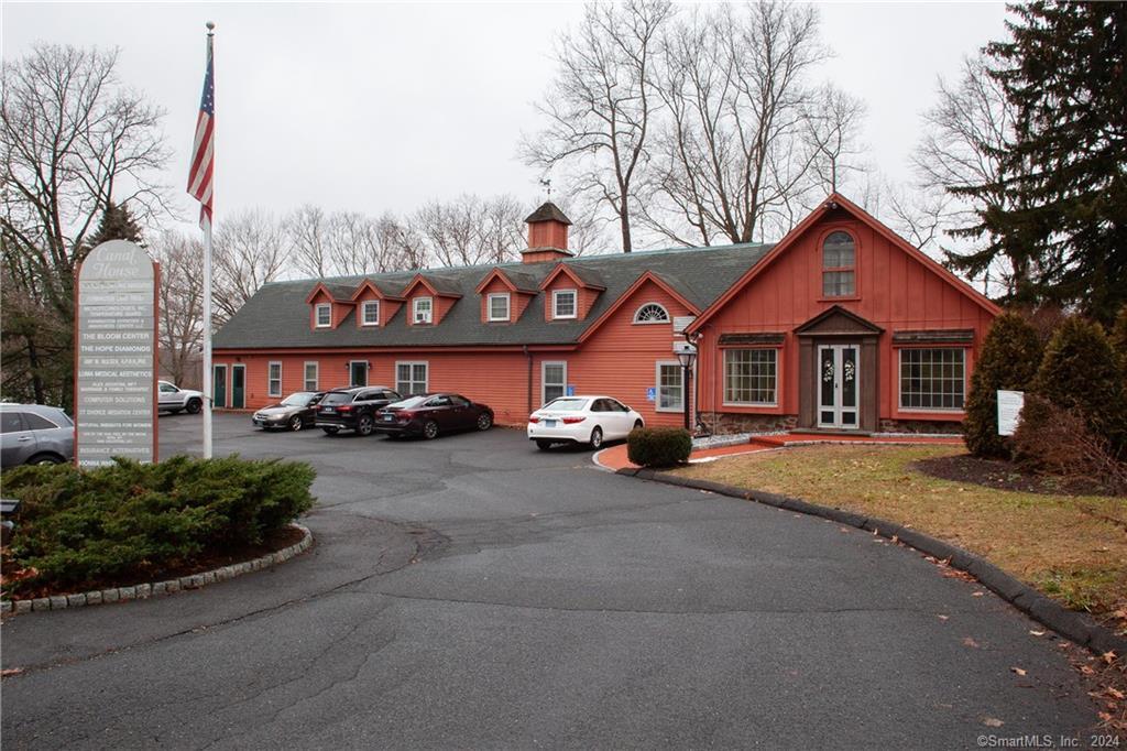 Great opportunity to have your own space for a therapist's office or home office away from home! 140 Sf in a terrific, well maintained building in the heart of Farmington Village. Close to Miss Porter's school and easy access from the highway.