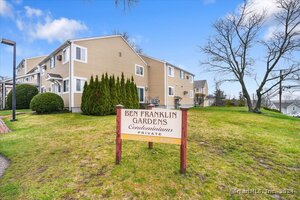 135 Flax Hill Road, Unit APT 20