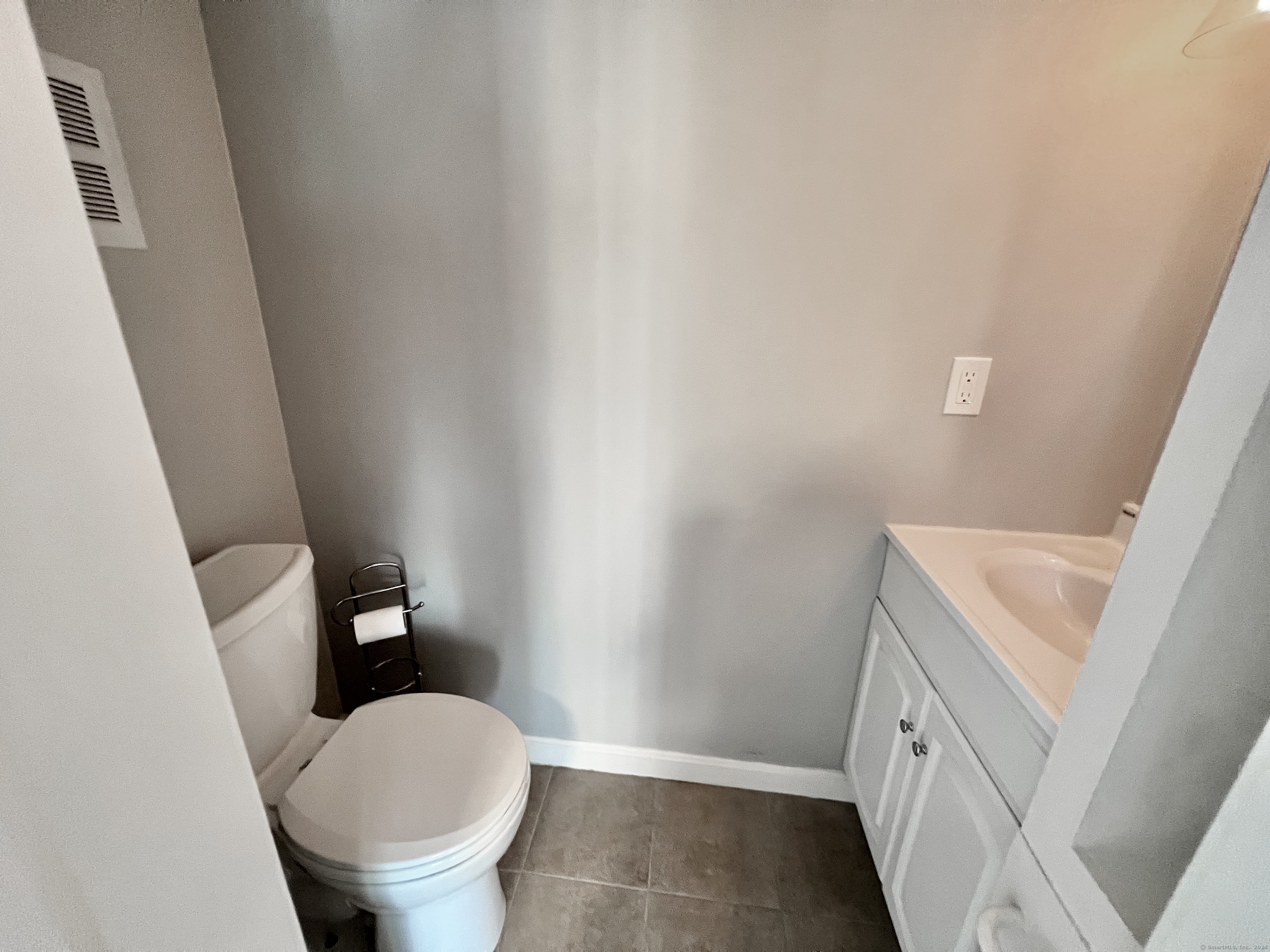 517 Dowd, Canton, Connecticut 06019, 2 bedroom rentals, 2 bedroom apartments, brokerage of new england, canton real estate, home rentals, canton realtor, housing canton, housing market canton, home search canton