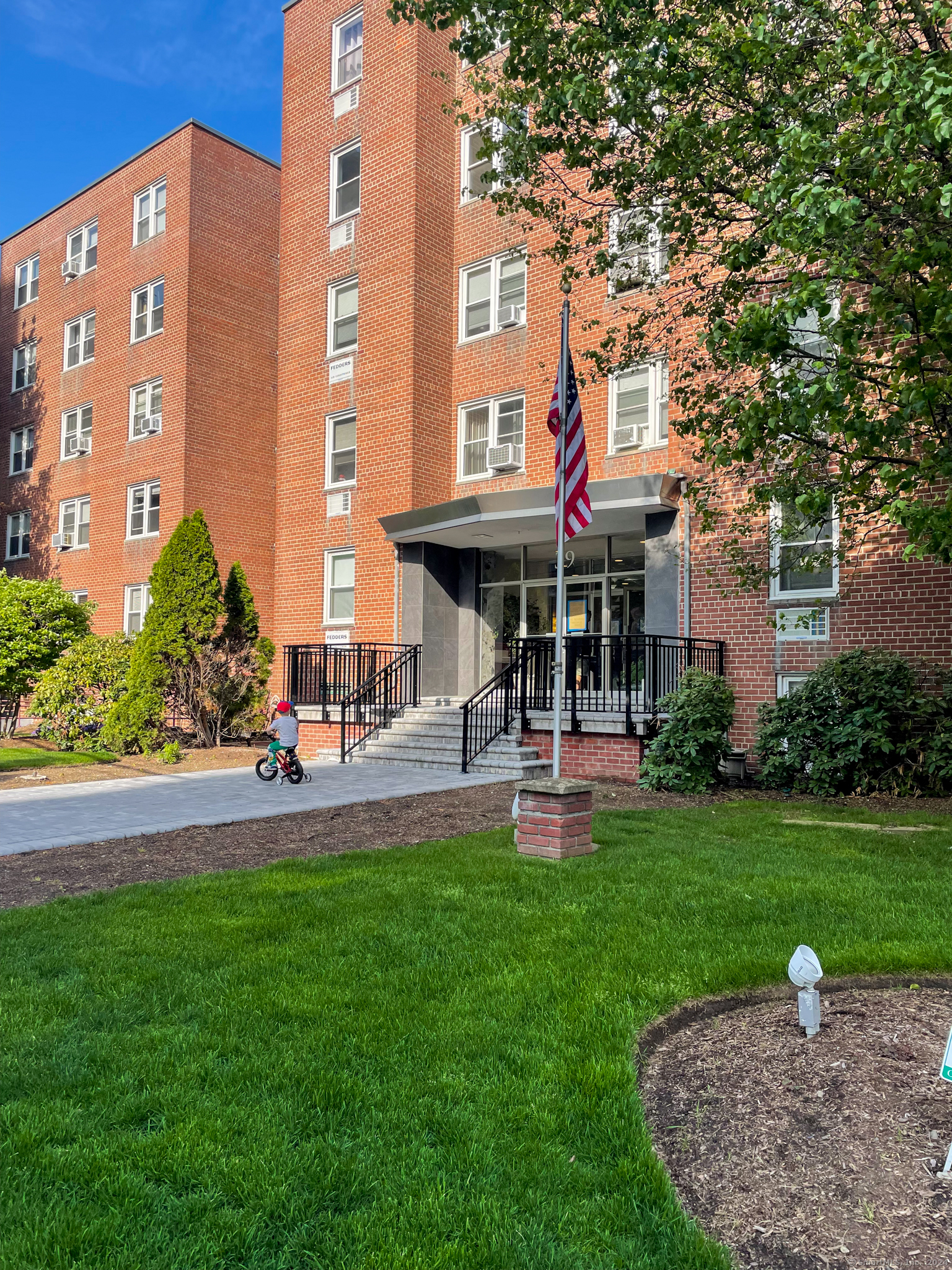 39 Glenbrook Road, Unit APT 2D — exterior photo