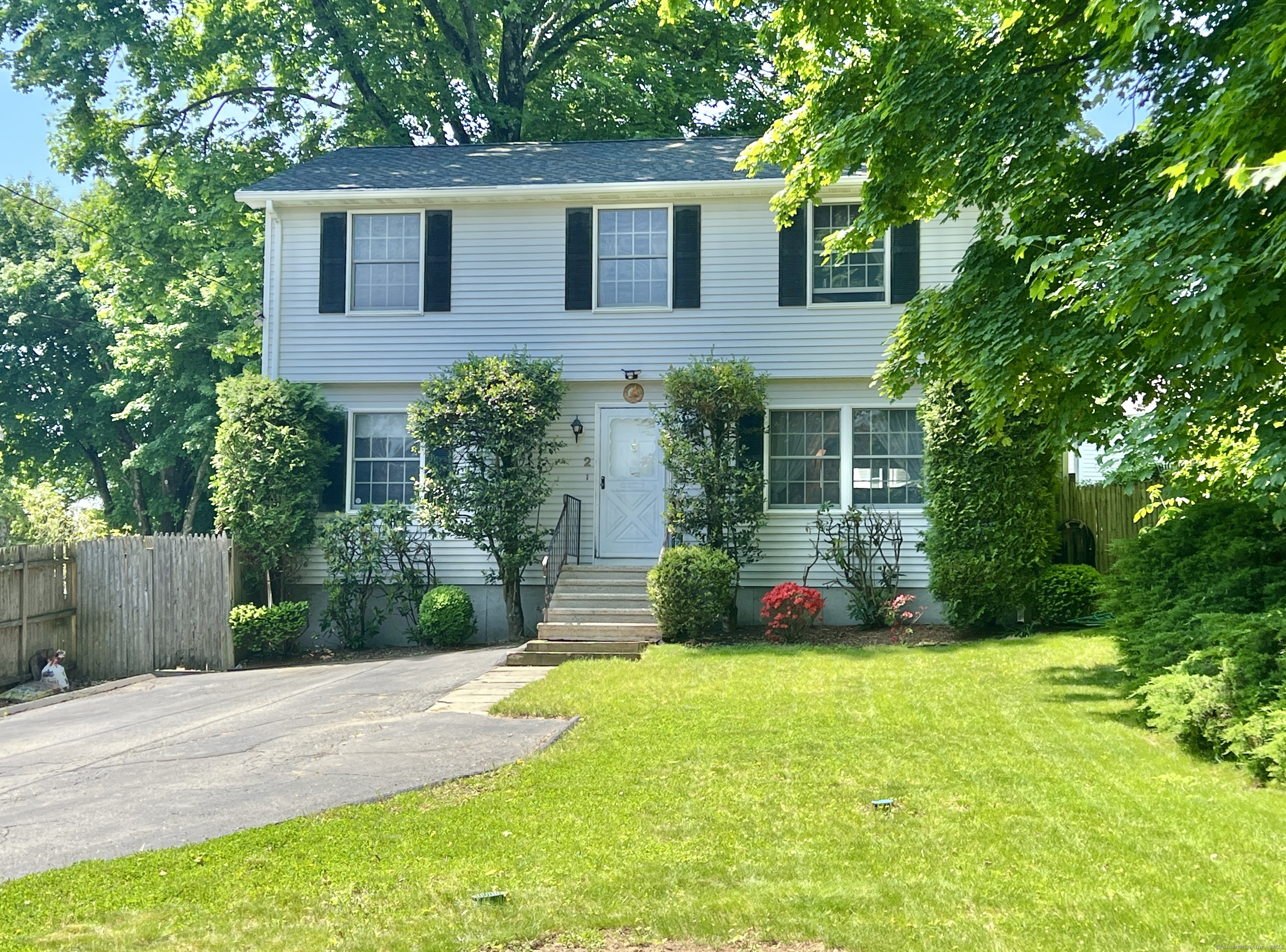 2 Broad Court — exterior photo