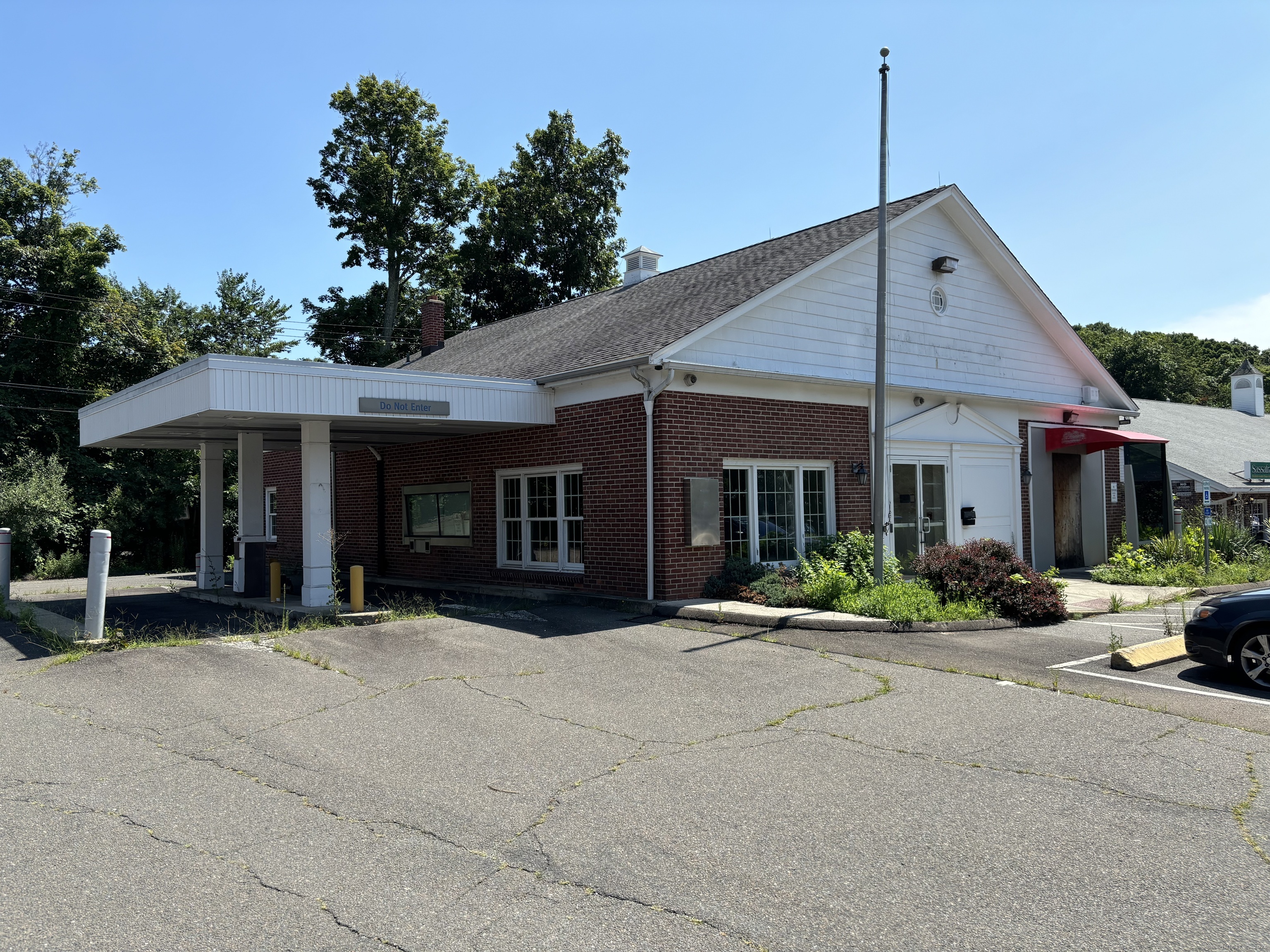 A prime retail building with a drive-thru is available for lease on Huntington Street in Shelton, Connecticut. This well-located, free-standing building is situated in Huntington Plaza and offers approximately 2, 579 square feet of gross leasable area. Zoned CA-2, it is ideal for a variety of commercial uses. Shelton, known for its robust commercial real estate market, provides excellent opportunities for businesses looking to establish a presence in a thriving community. The city is strategically located with convenient access to major highways, making it an attractive location for both retailers and customers.