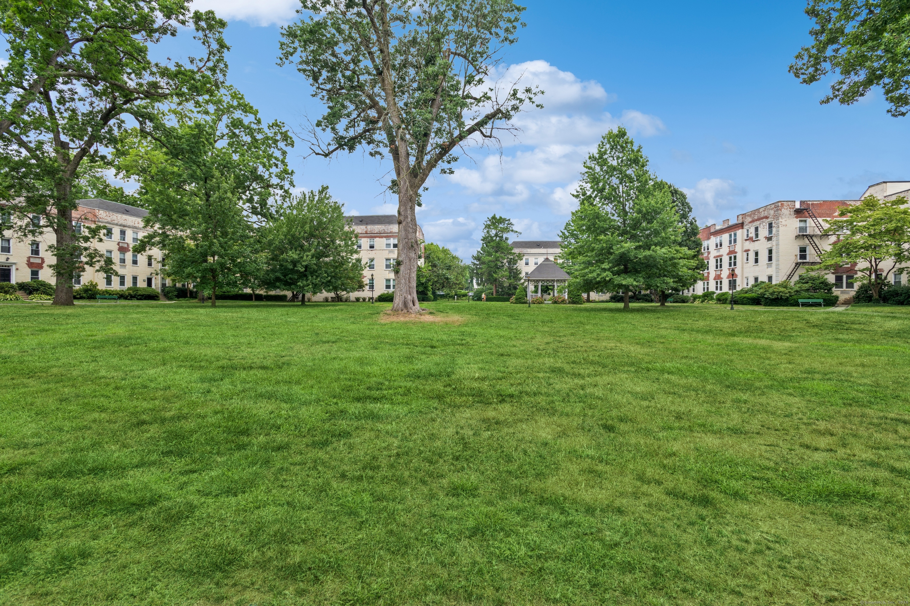 110 Woodside Green, Stamford, Connecticut photo 1