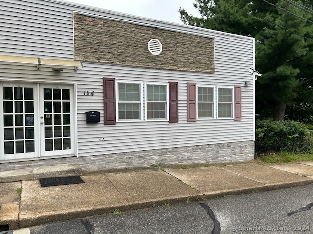 Great Retail/Office standalone building on high traffic corridor. One level of interior open space of approximately 1200 sq ft with two private offices, kitchenette, bathroom. Remodeled in the past few years with newer roof, siding, windows, and HVAC system. Plenty of off-street parking. Minutes from I-95, Washington Park, Five Corners, and Electric Boat. Great opportunity with expansion possibilities!