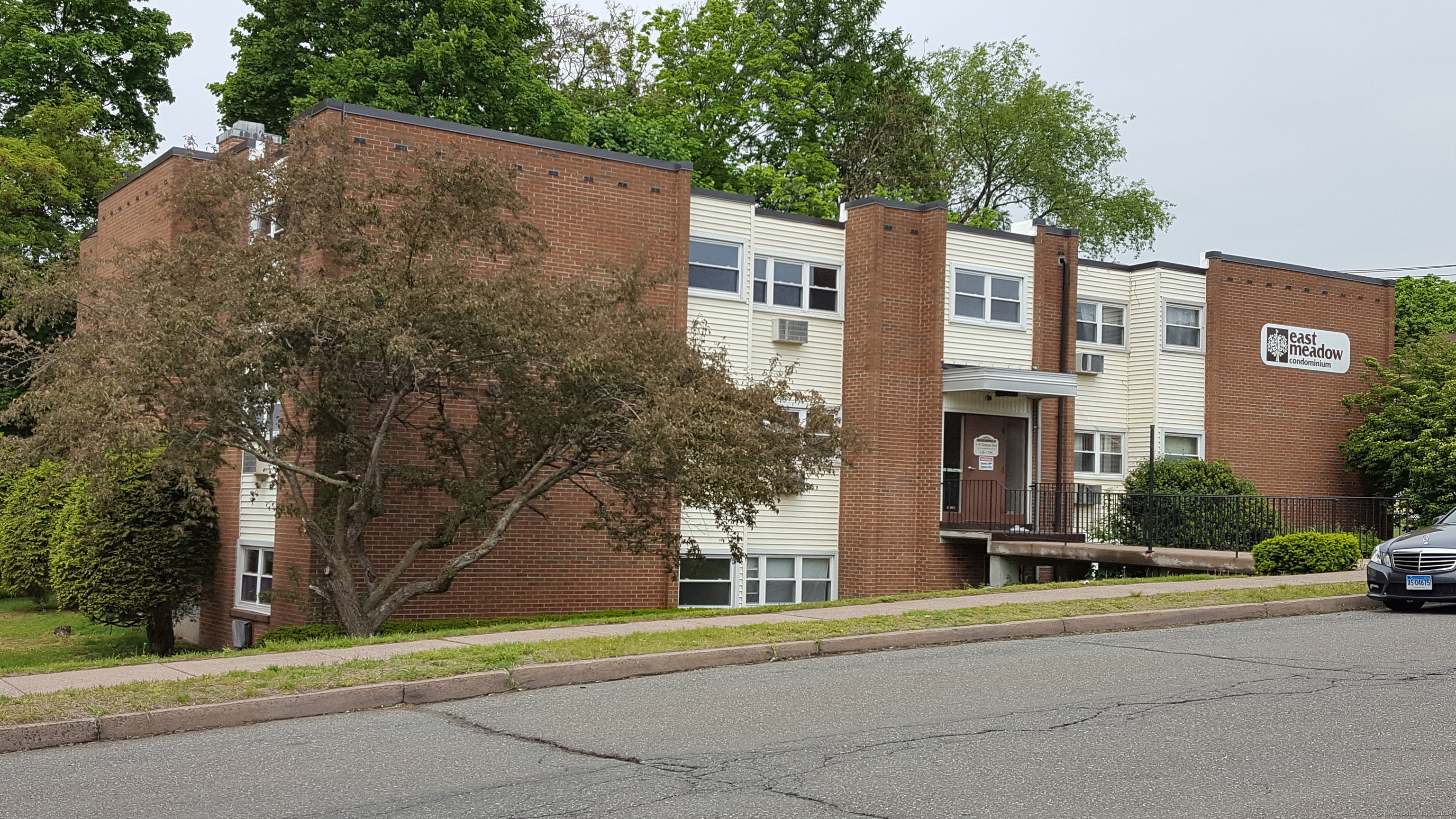 2 bedrooms, 1.5 bathrooms, 1st floor condominium including heat and hot water, 2 assigned parking spaces, gas stove, common laundry in basement, storage in basement, corner unit, on bus line. Owner holding connectticut real estate license.