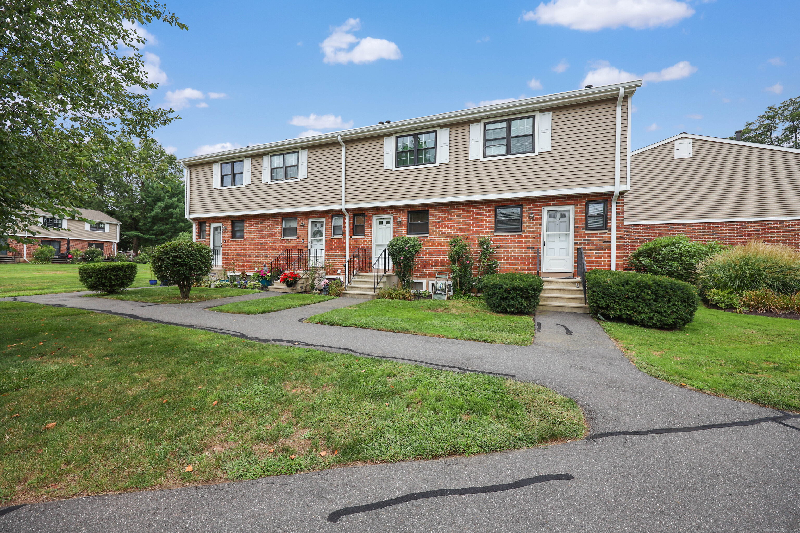 127 Hampton Court Newington CT