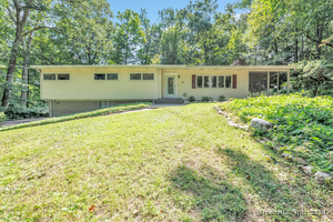 21 Stonehenge Road