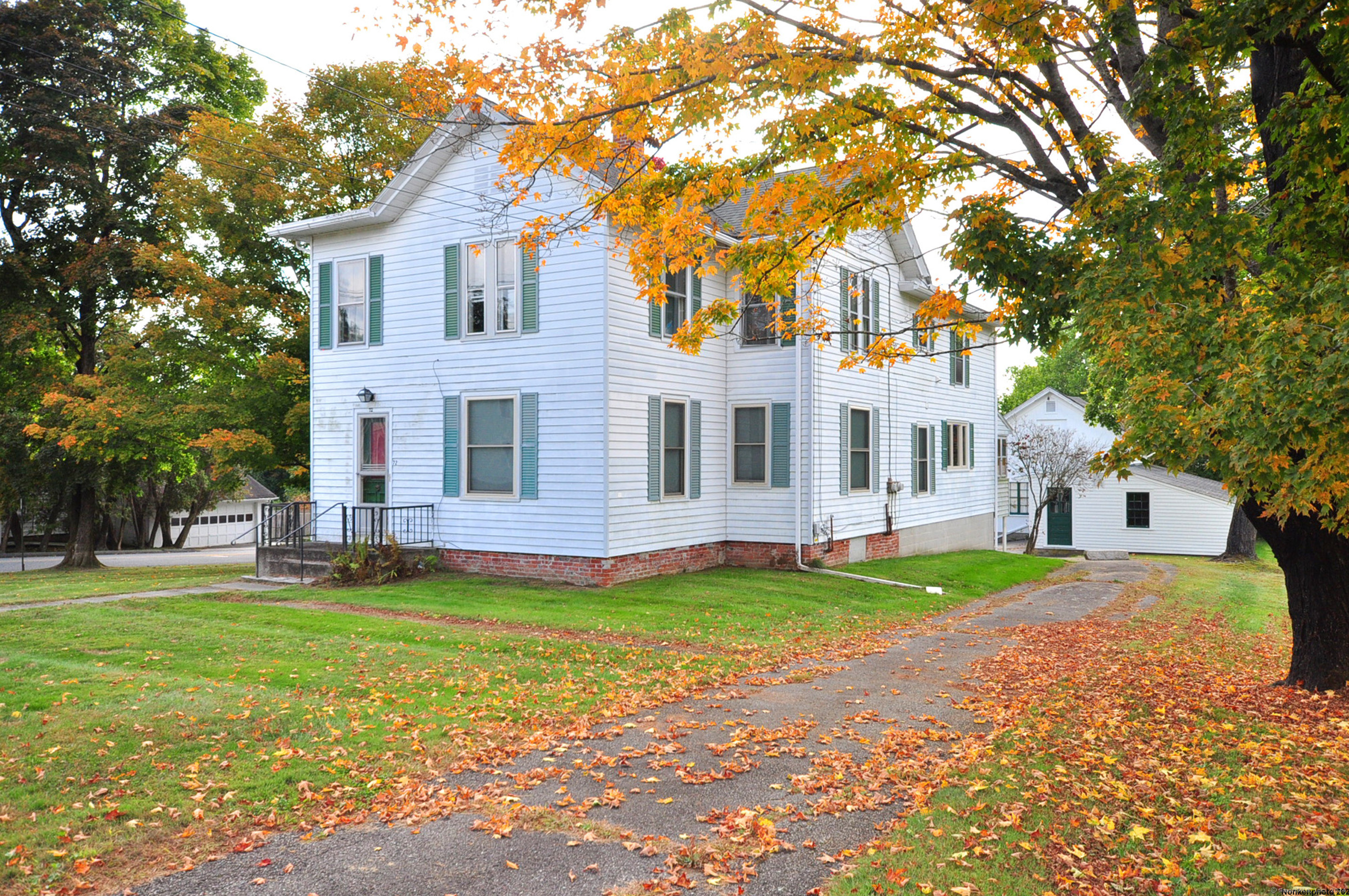 Prime two bedroom apt on second floor in Litchfield Historic District neighborhood. Walk to the Green, restaurants and shops. Two months security deposit and credit check required. No animals