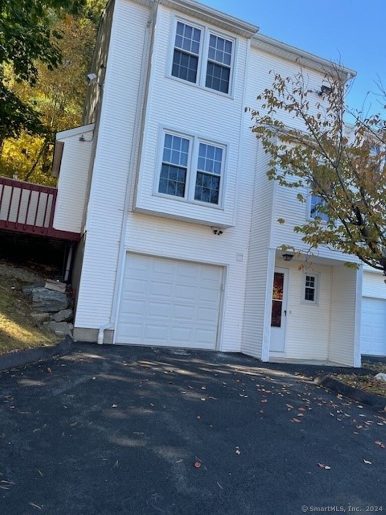 70 Deerwood, Waterbury, Connecticut 06704