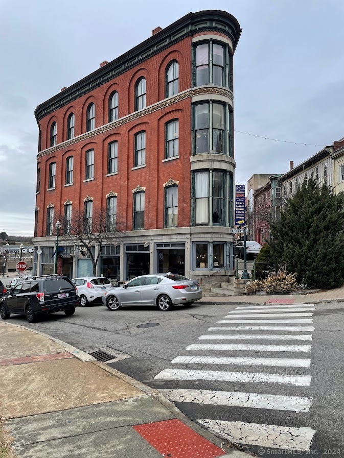 3rd Floor offices spaces available right away. Nearby bathrooms, accessible elevator and stairwell. Historic flat-iron building with views of the Thames River and Chelsea Harbor. Tenant is responsible for electric. Schedule today!