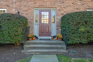 18 Village Walk, Unit 18