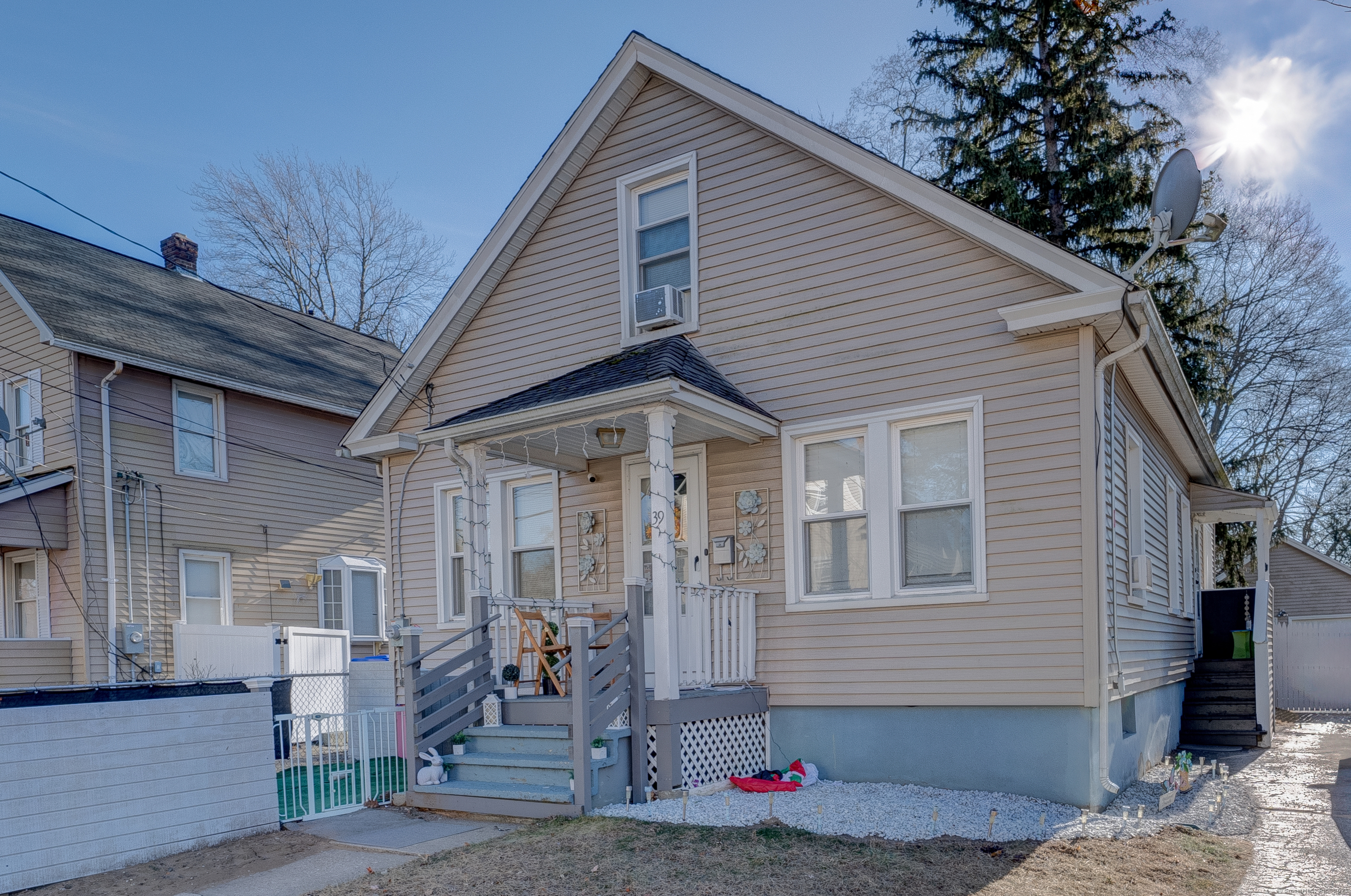 Come check this charming 4 bedroom home! The home includes various upgrades and renovations making this a move-in ready home. Located just minutes from local Parks, Shops, and Highways bringing convenience to its owner. Do not miss out on this amazing property!