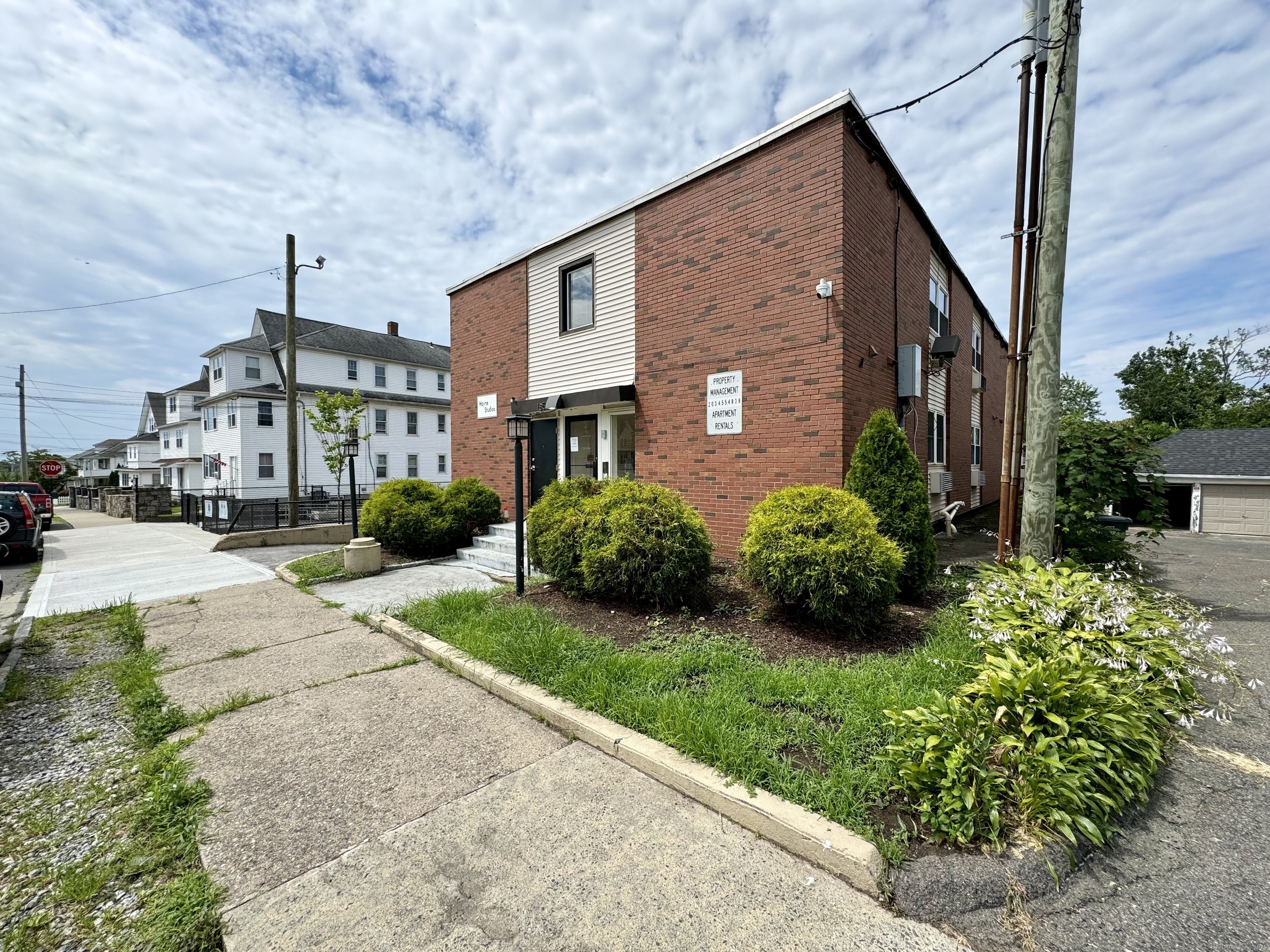 1st-floor studio apartment on the North End of Bridgeport. Conveniently located near many shops, I-95, RT-8, and public transportation. Coin-op laundry is available in the building. Heat and hot water is included in the rent. The tenant pays for electricity. NO PETS AND NO SMOKING ALLOWED. Inquire for a viewing.