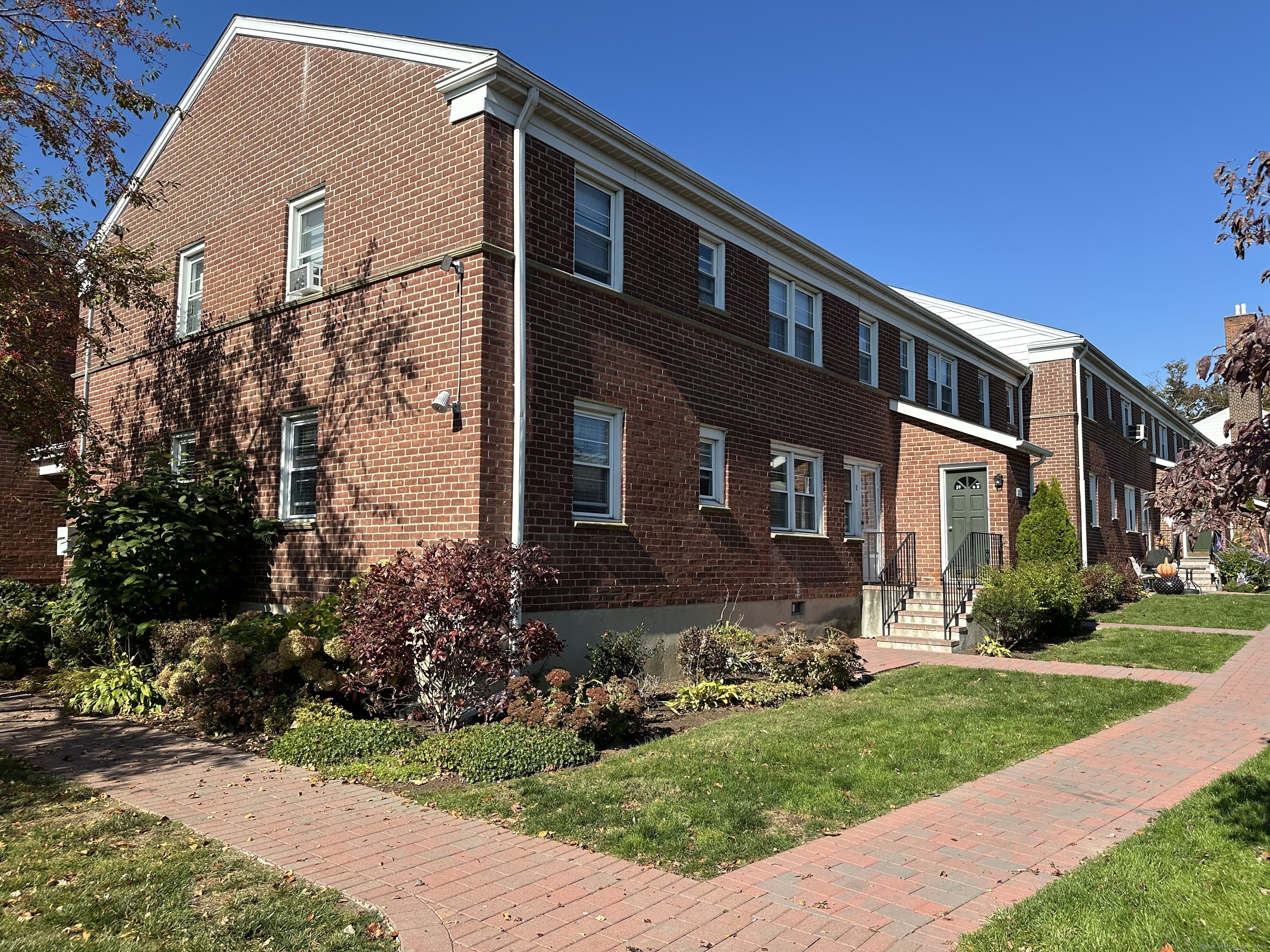 Corner unit, Linden House opportunity, filled with natural light. Large open concept living room/dining room combination with hardwood floors. A spacious bedroom with hardwood floors and a large closet. One assigned parking space #125, common area laundry room and storage in adjacent building. Close to major highways and train station making an easy commute. Close to downtown Stamford where you can enjoy many restaurants, shops and entertainment. Well managed complex and manicured grounds.