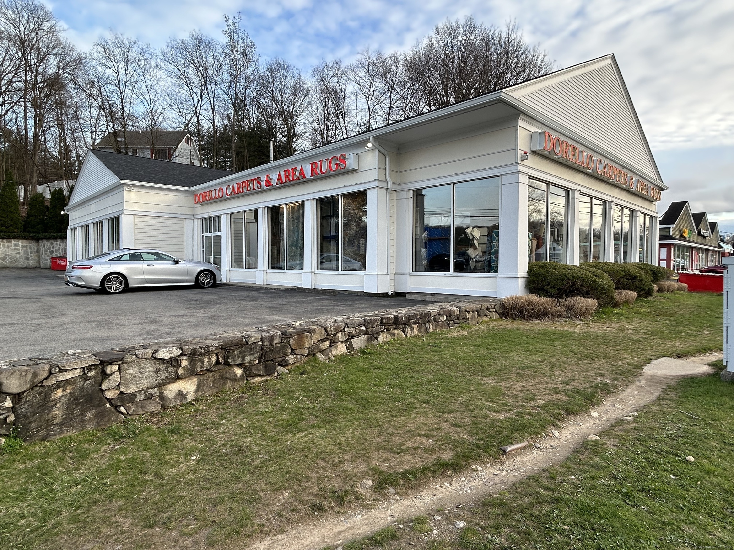 Incredible opportunity for a user or investor! Corner site with 5, 009 SF retail building. Building will be delivered for immediate occupancy. Corner retail building at the signalized intersection of Main Avenue and West Rocks Road with 57' on Main Ave (with 1 curb cut) and 40, 000 car daily. Potential uses are: Restaurant, bank/financial institution, general retail and medical office. 40, 000. Currently owner occupied by Dorello Carpets