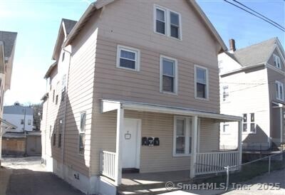 Nice 3 bedroom 2 bath apartment. Great commuter location!