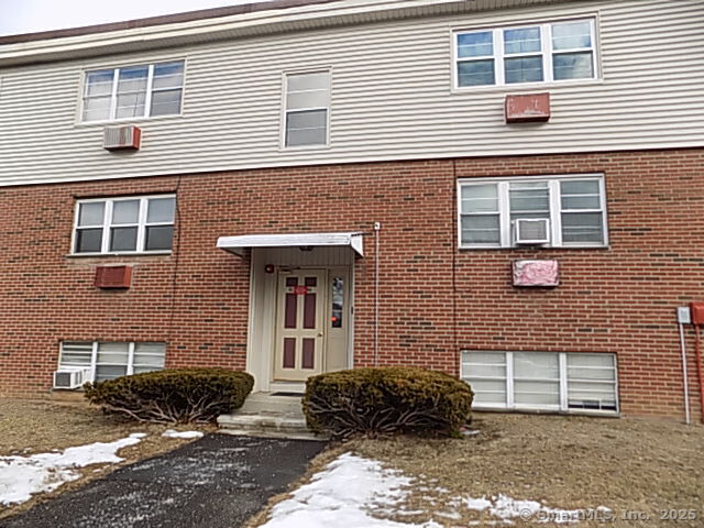 Comfortable 1 bedroom Belair unit on the second floor. Large living room has upgraded windows & eat in kitchen is spacious with a second exit. Complex is conveniently located on the HART bus line and offers laundry facilities in the complex.