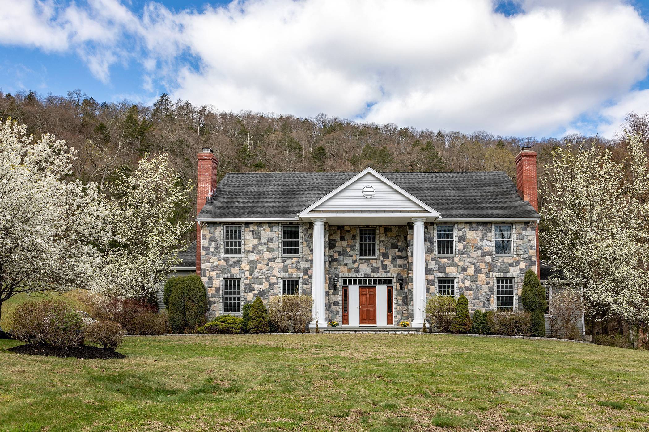 8 River Oaks, Sherman, Connecticut 06784