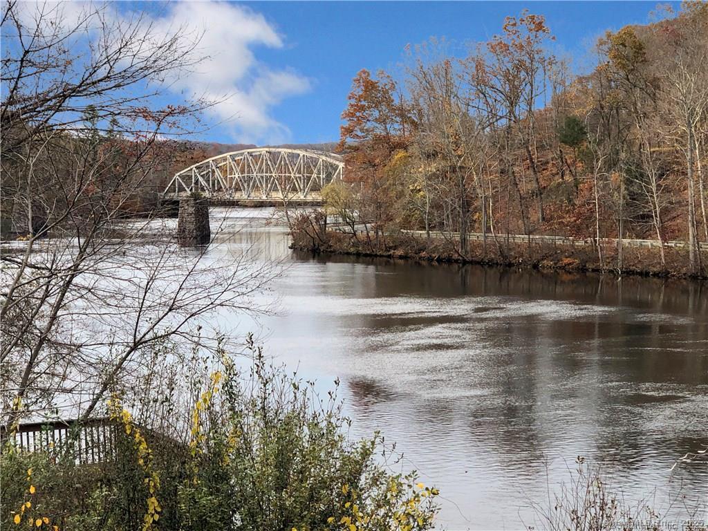 84 Edgelake, Newtown, Connecticut 06482