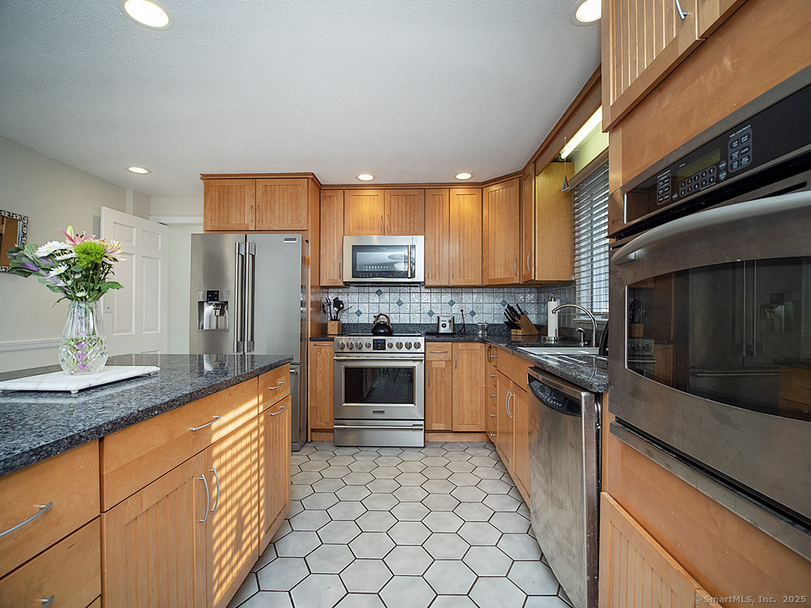 10 Edgehill, Woodbridge, Connecticut 06525