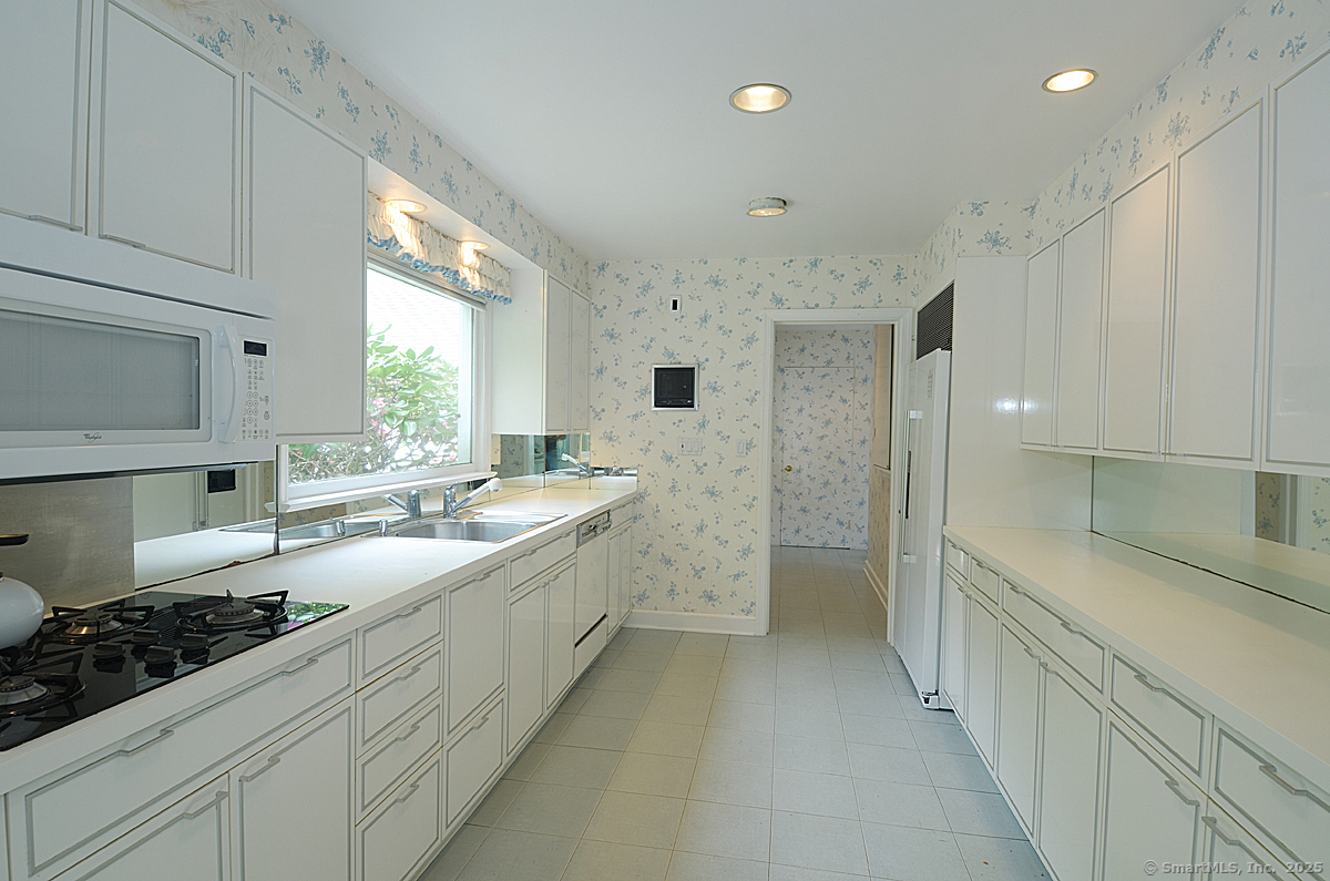 27 Rippowam, New Canaan, Connecticut 06840