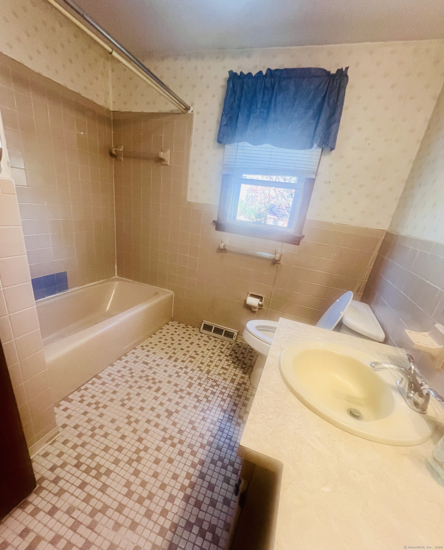 8 Tetlow, West Haven, Connecticut 06516