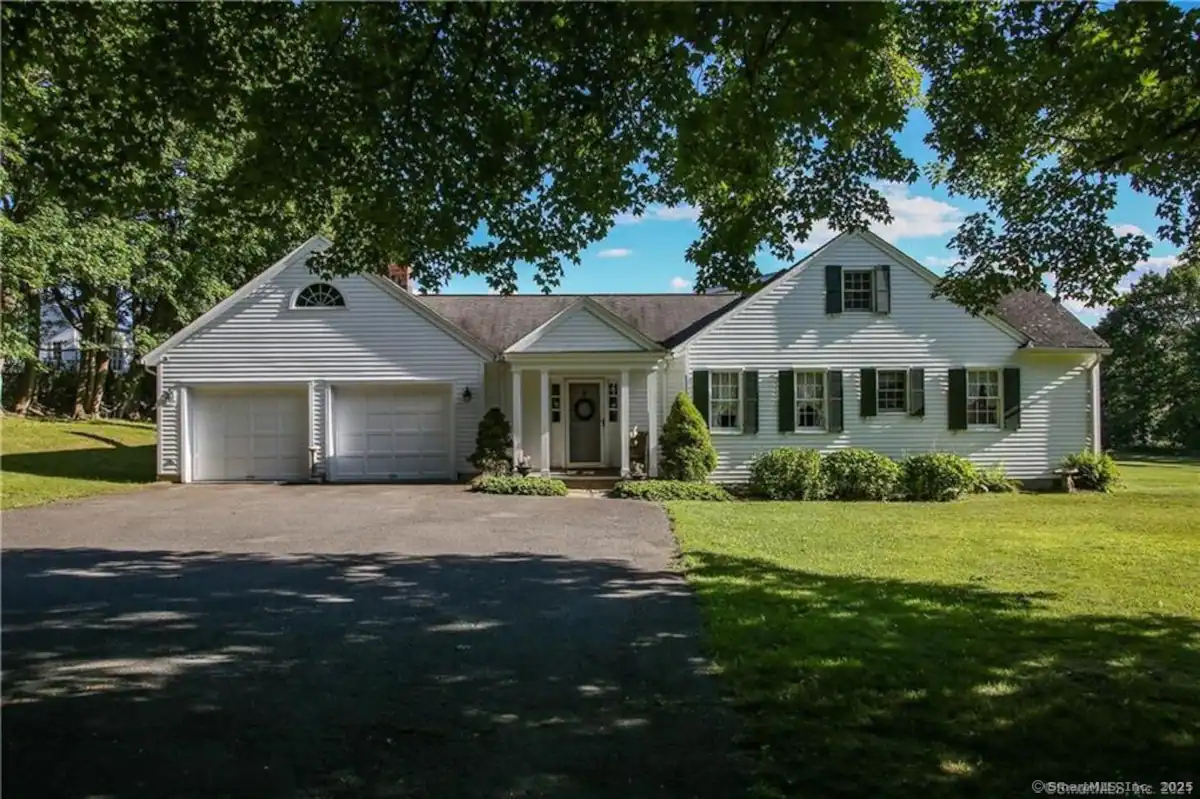 108 East, Washington, Connecticut 06793
