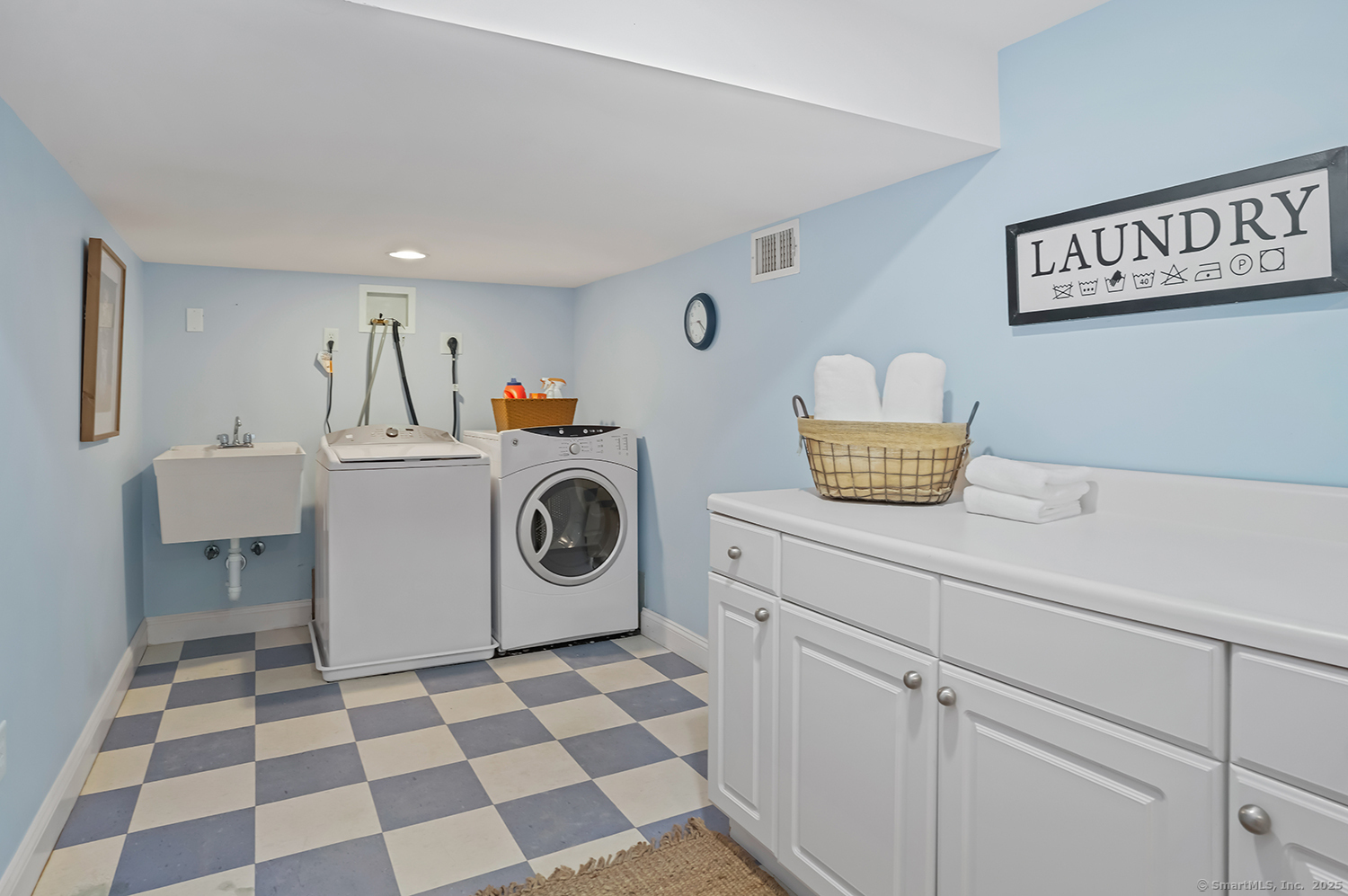 499 Hollydale, Fairfield, Connecticut 06824