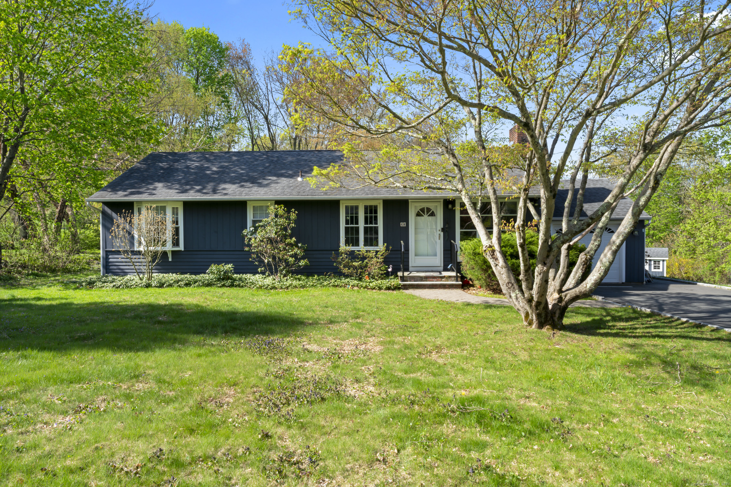 11 Knollwood, Newtown, Connecticut 06470