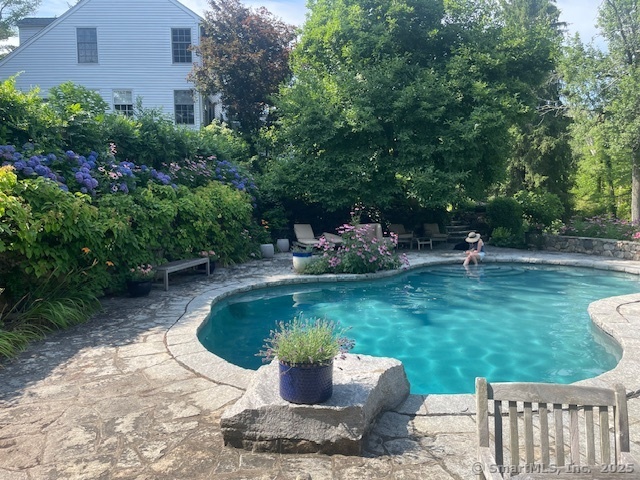 4 Hedgerow, Weston, Connecticut 06883
