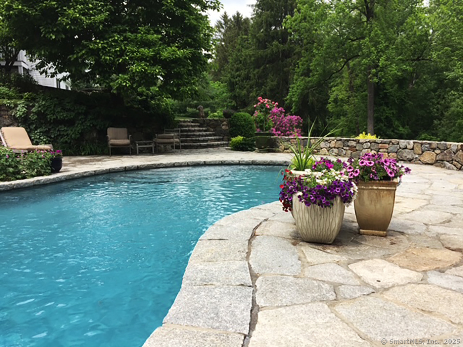 4 Hedgerow, Weston, Connecticut 06883