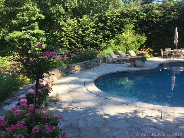 4 Hedgerow, Weston, Connecticut 06883