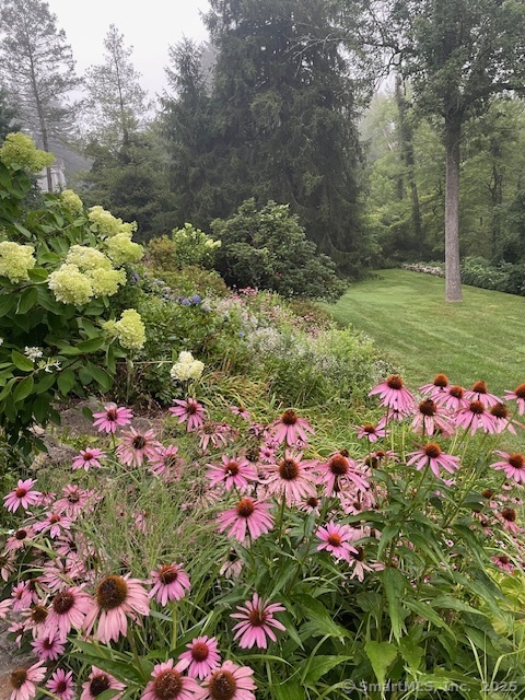 4 Hedgerow, Weston, Connecticut 06883