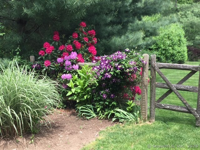 4 Hedgerow, Weston, Connecticut 06883