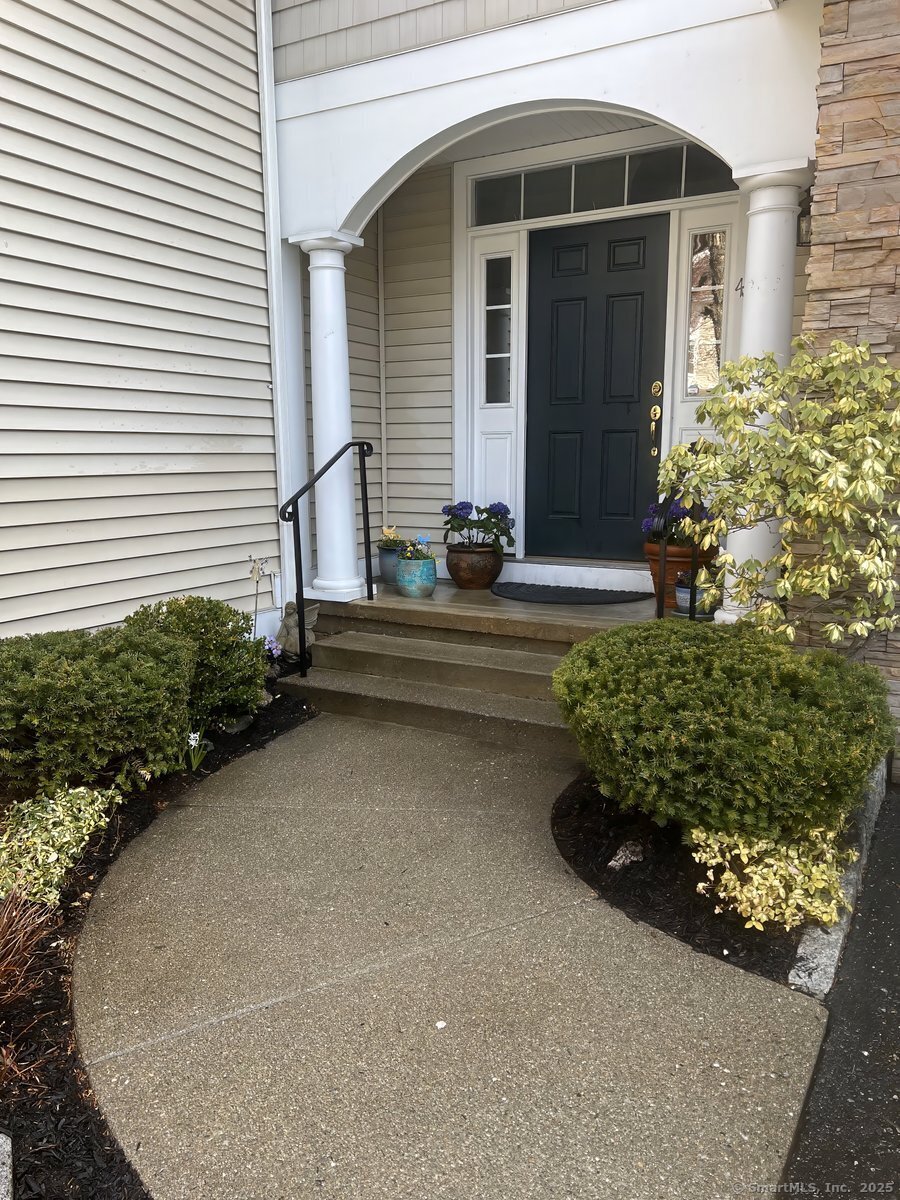 44 Woodcrest, Danbury, Connecticut 06810