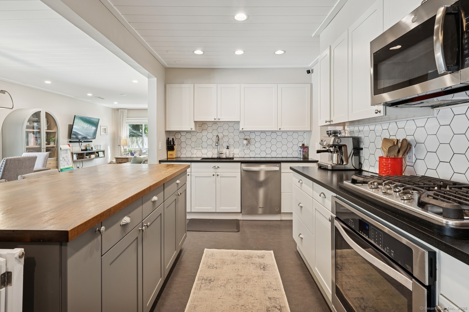 165 Woodbury, Stamford, Connecticut 06907