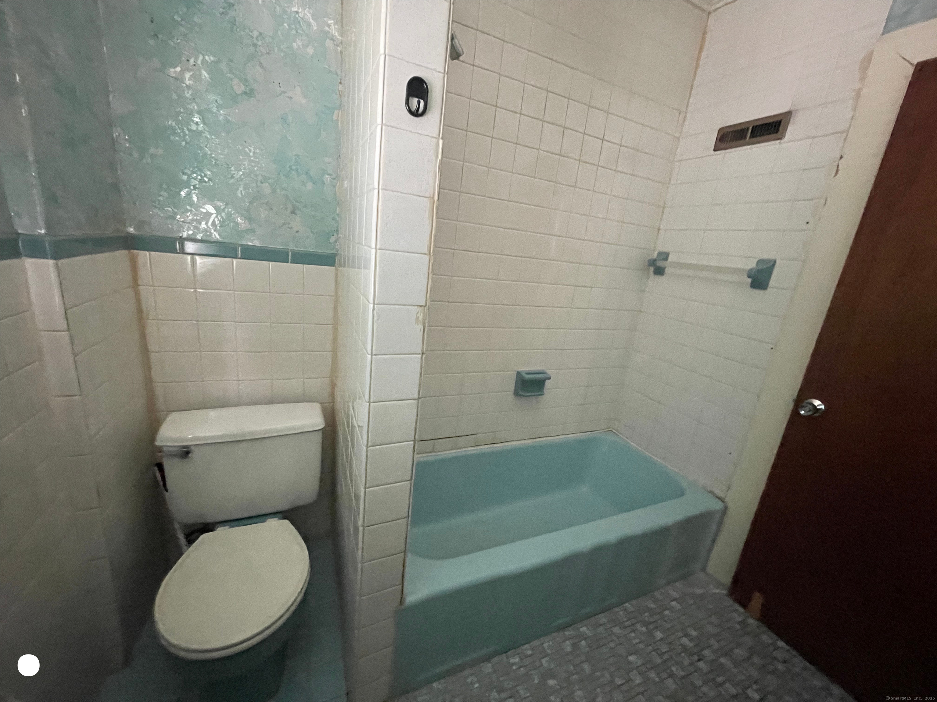 408 Blohm, West Haven, Connecticut 06516