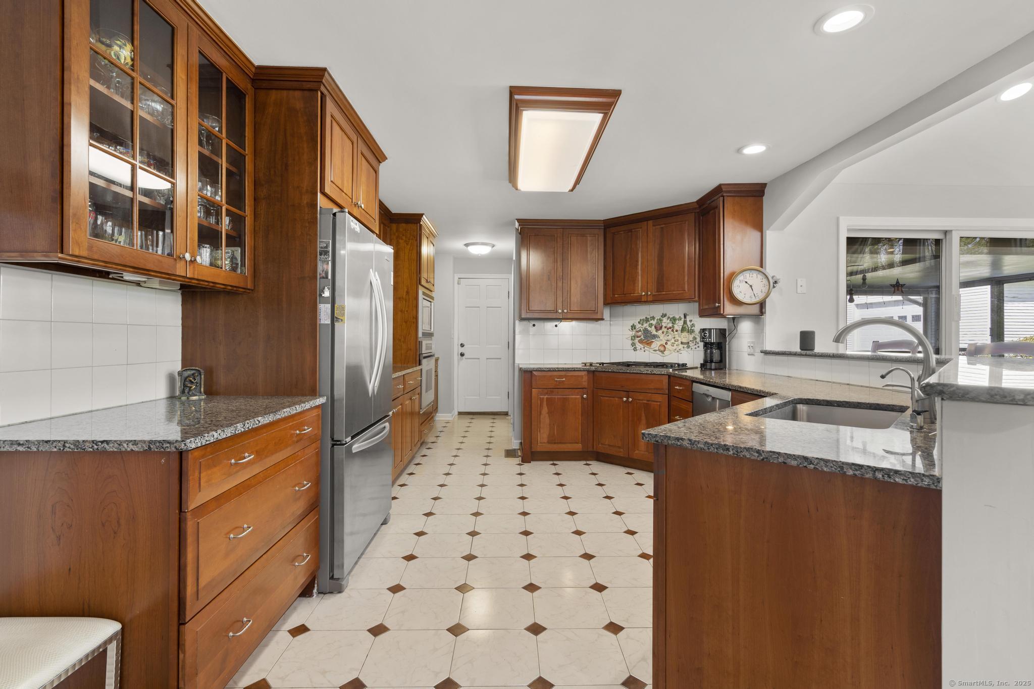 87 Knollwood, Branford, Connecticut 06405