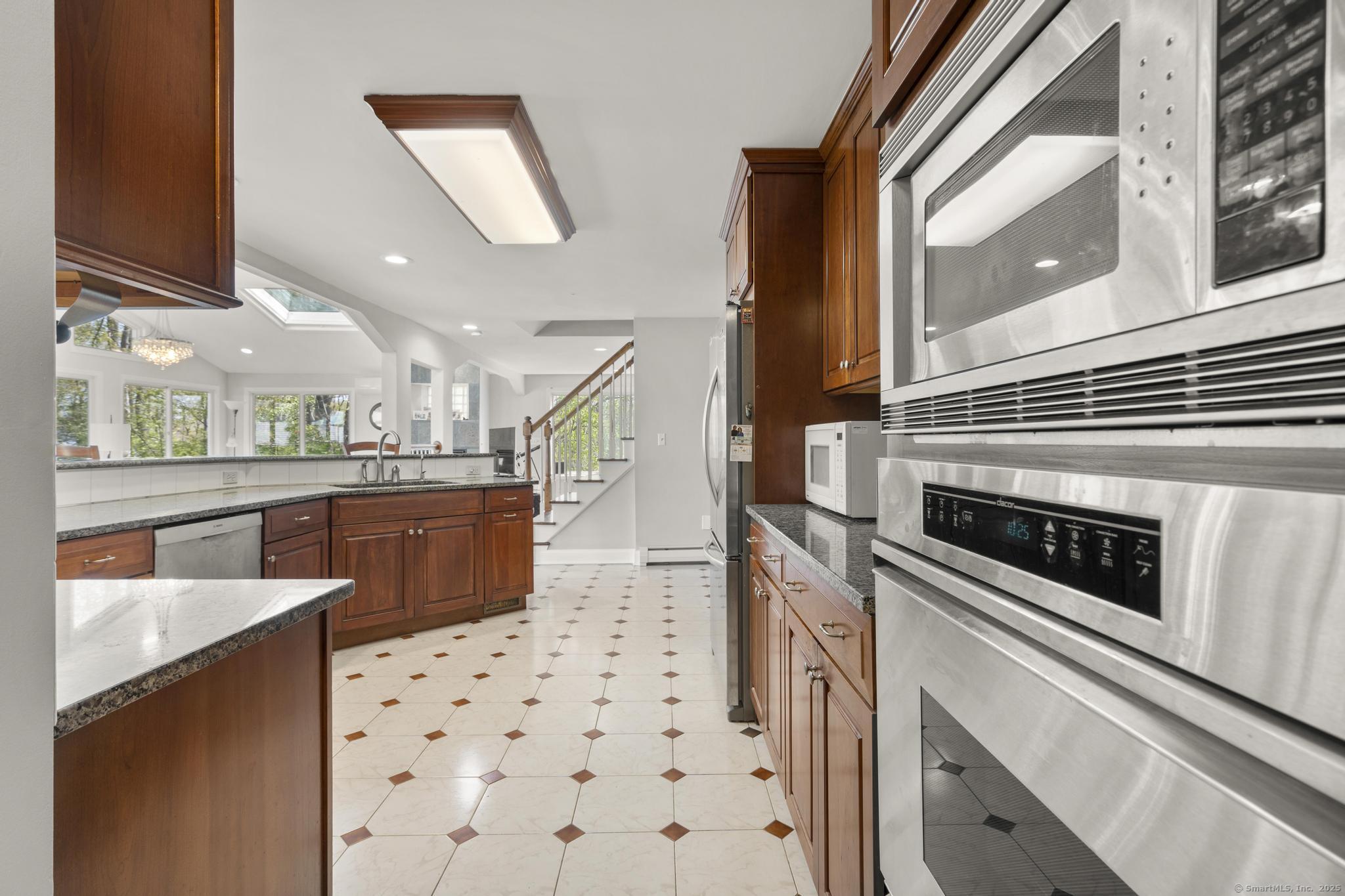 87 Knollwood, Branford, Connecticut 06405